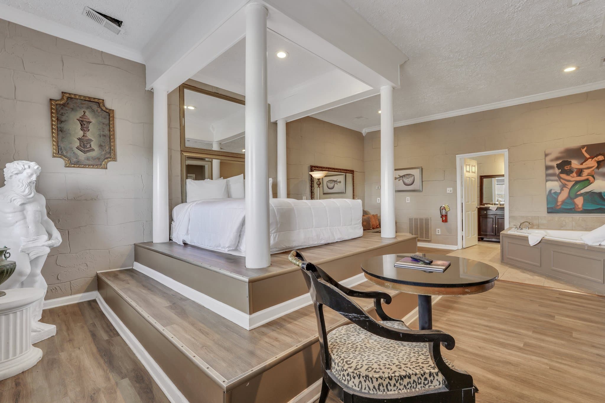 Penthouse, photo 3 of 13