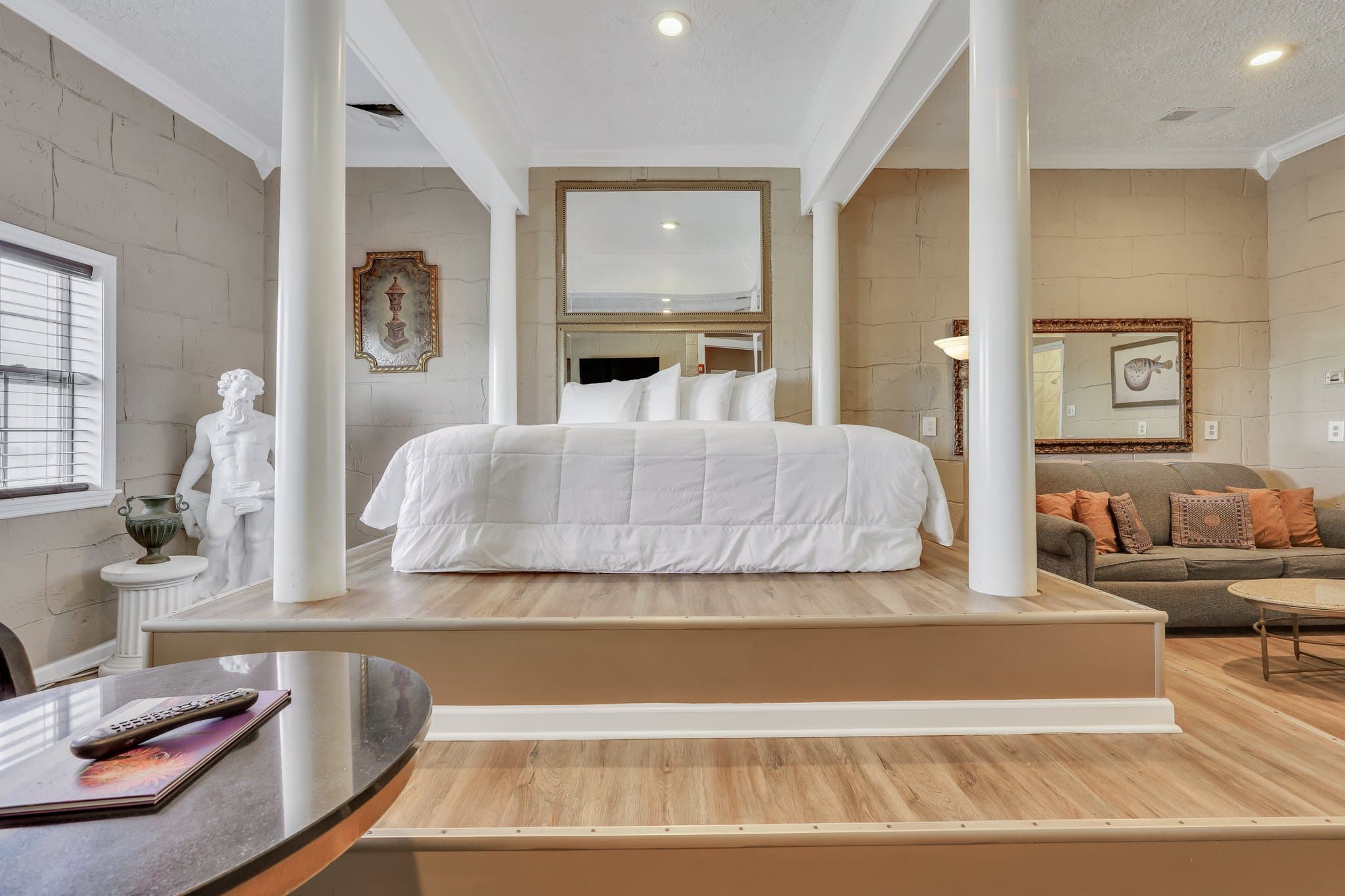 Penthouse, photo 7 of 13
