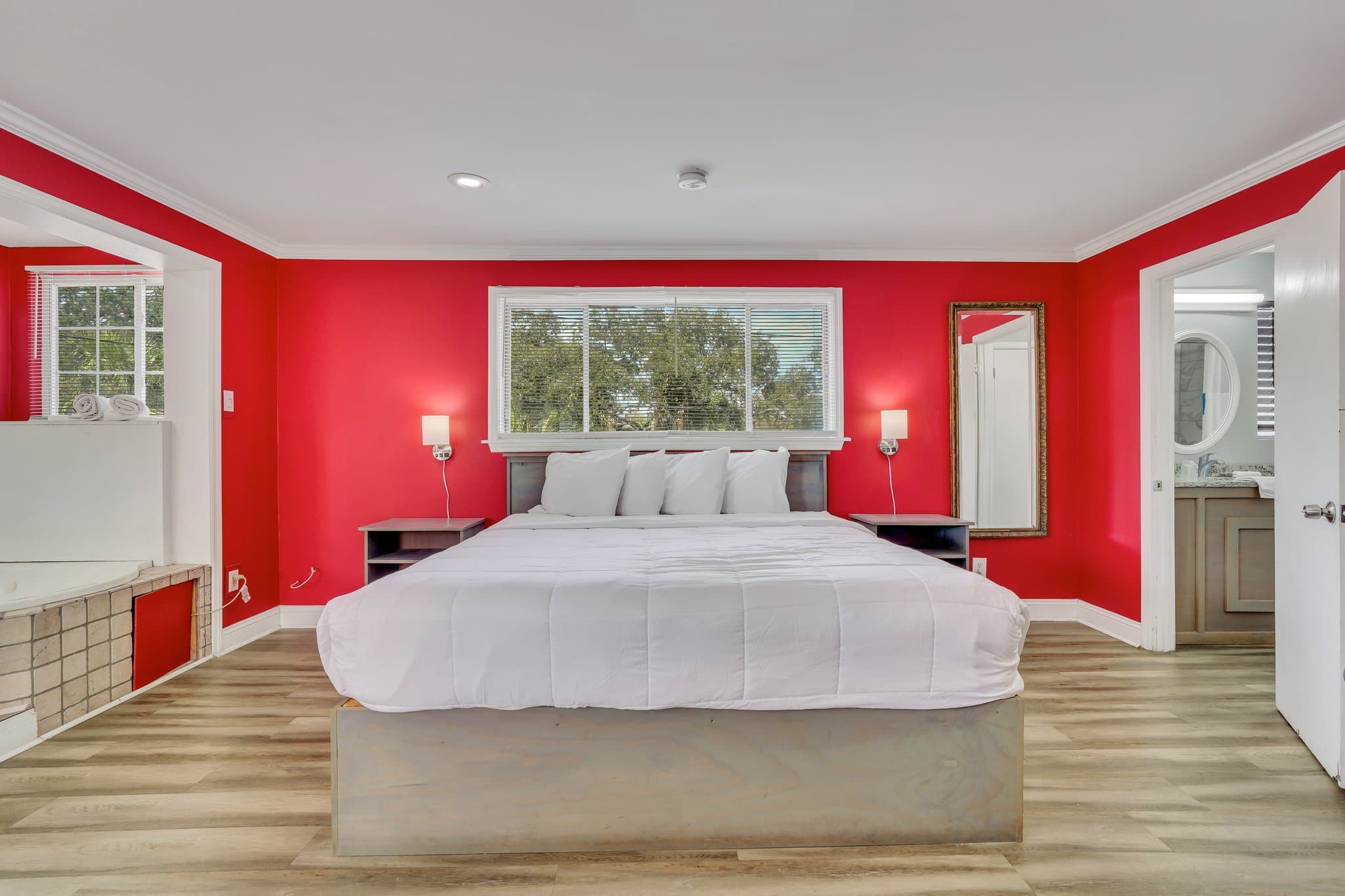 Red Room, photo 3 of 5